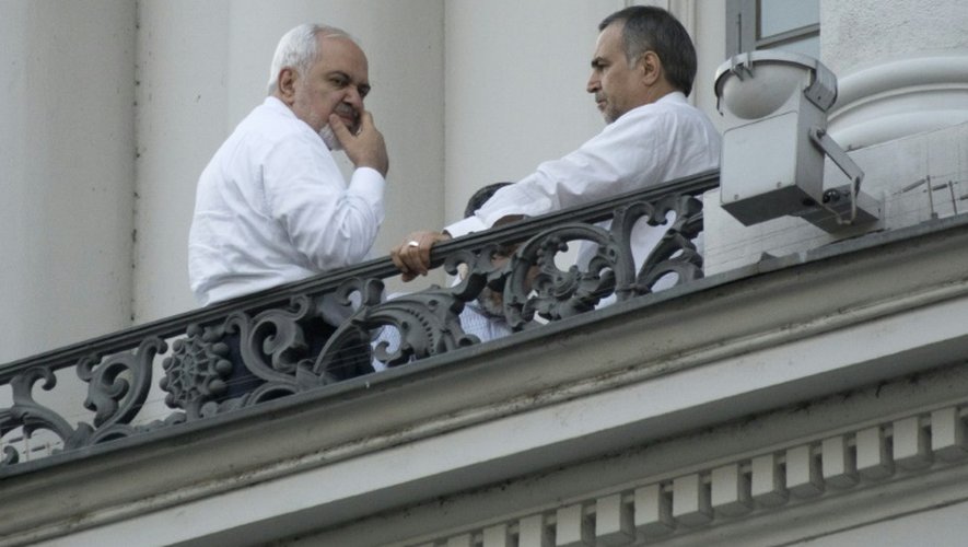 Le ministre iranien des Affaires étrangères Mohammad Javad Zarif et e frère du président iranien Hossein Fereydoun au balcon de l'hôtel du palais Cobourg le 11 juillet 2015 à Vienne