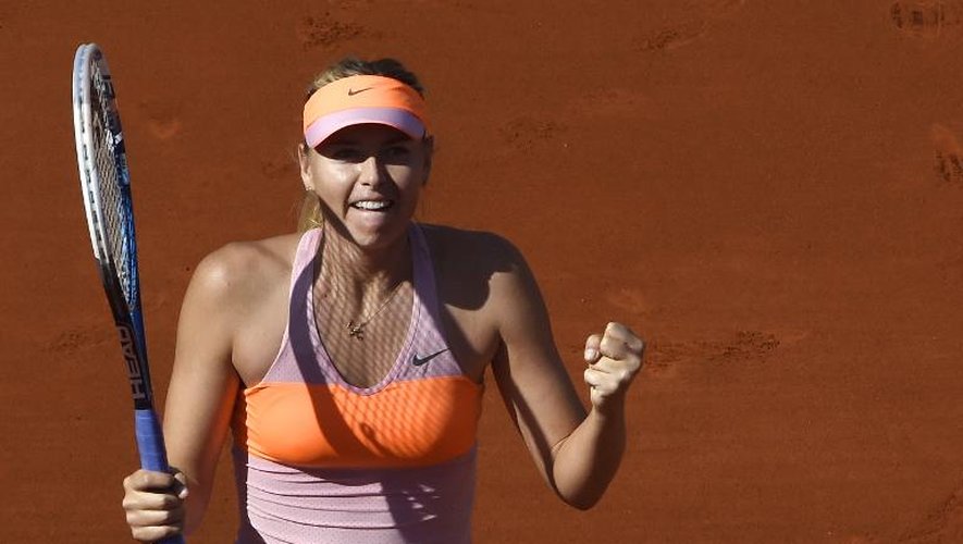 La Russe Maria Sharapova manifeste sa joie aprèsq avoir éliminé la Canadienne Eugenie Bouchard, en demi-finale du tournoi de Roland-Garros, le 5 juin 2014 à Paris