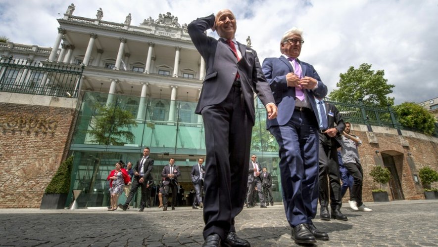 Le ministre français des Affaires étrangères Laurent Fabius (g) et son homologue allemand Frank-Walter Steinmeier (d) devant l'hôtel du Palais Coburg à Vienne, le 13 juillet 2015