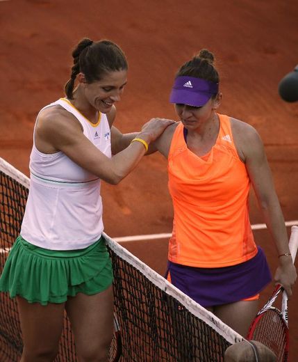 La Roumaine Simona Halep (d) salue l'Allemande Andrea Petkovic après l'avoir battue en demi-finale de Roland-Garros, le 5 juin 2014