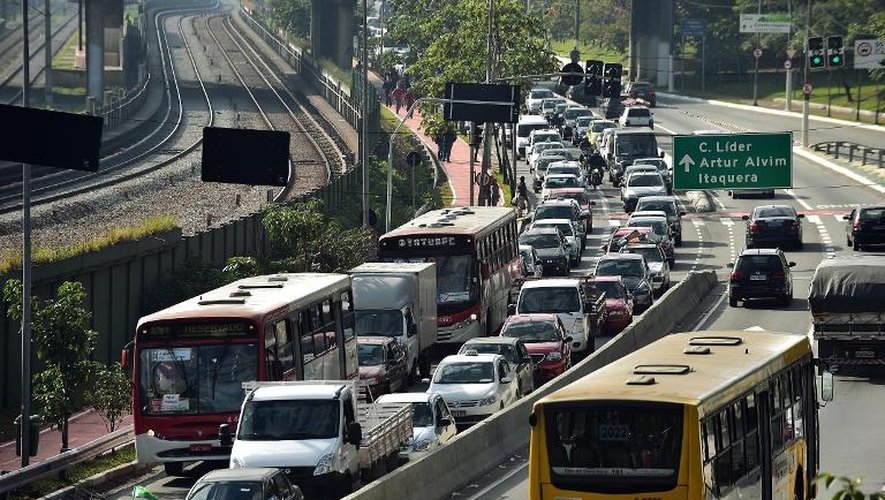 La grève "illimitée" des employés du métro de Sao Paulo provoque un embouteillage record le 5 juin 2014