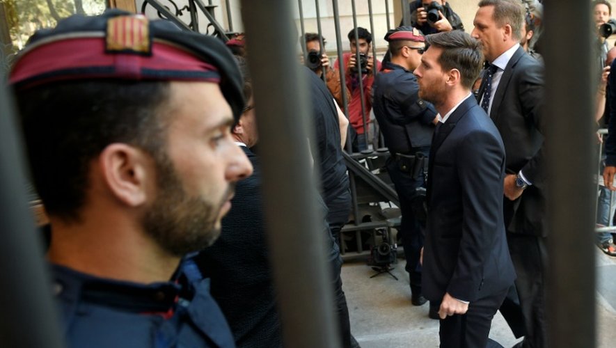 Lionel Messi (à droite), le 2 juin 2016 à Barcelone lors de son arrivée au tribunal