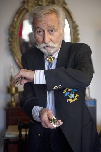 Robert dit "Bob" Maloubier, 91 ans, saboteur pendant la deuxième guerre mondiale, photographié le 5 janvier 2011 à Houilles, a été décoré par la Reine d'Angleterre le 5 juin 2014