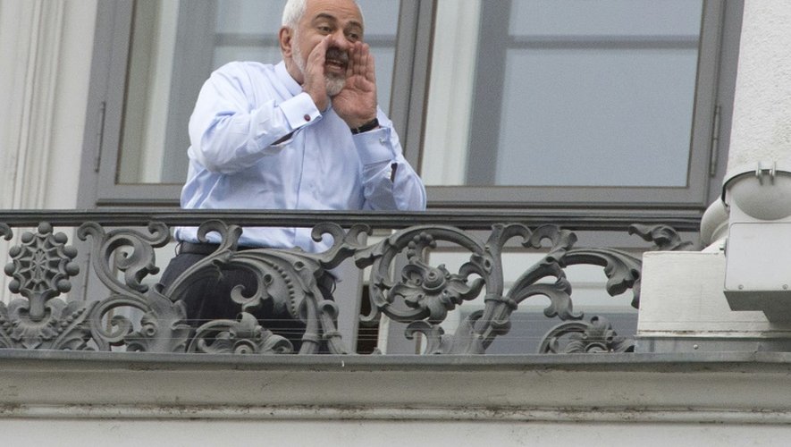 Le ministre iranien des Affaires étrangères Mohammad Javad Zarif au balcon de l'hôtel du palais Cobourg le 11 juillet 2015 à Vienne