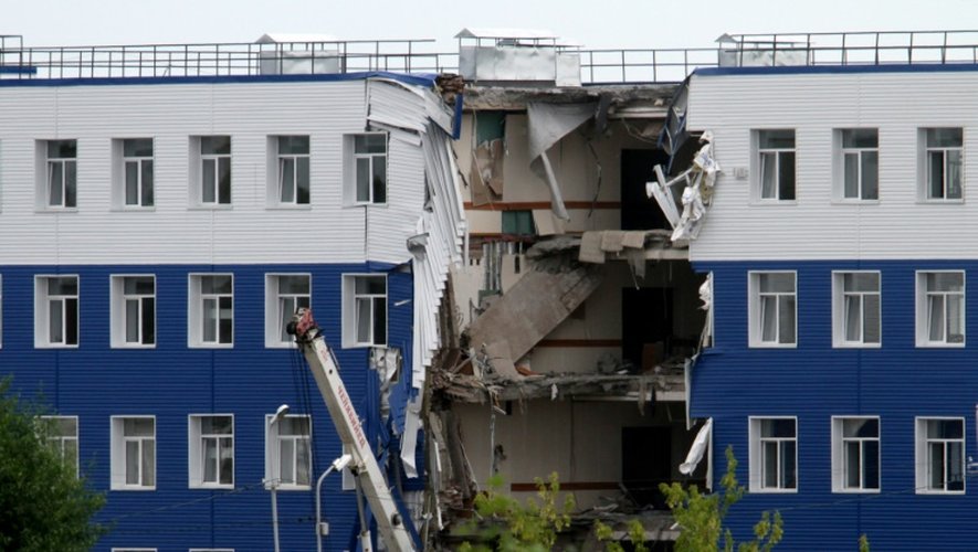 La façade écroulée de la caserne de Svetly, près d'Omsk, en Russie, le 13 juillet 2015