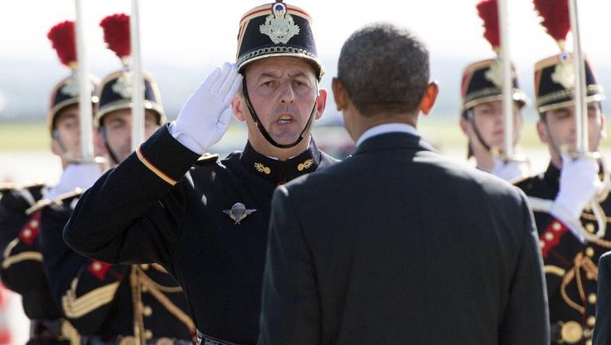 Le président américain Barack Obama est reçu par la garde d'honneur à l'aéroport d'Orly le 5 juin 2014, à Paris