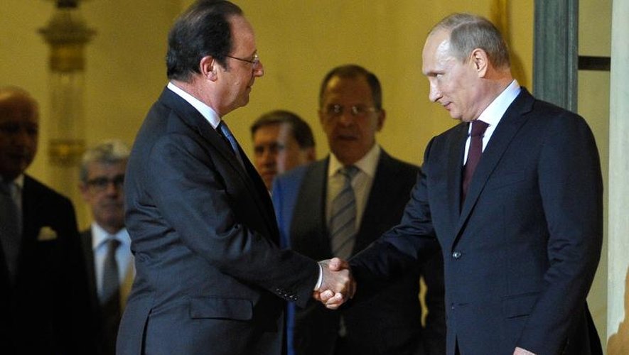 Poignée de mains entre le président russe Vladimir Poutine (d) et François Hollande à l'Elysée le 5 juin 2014