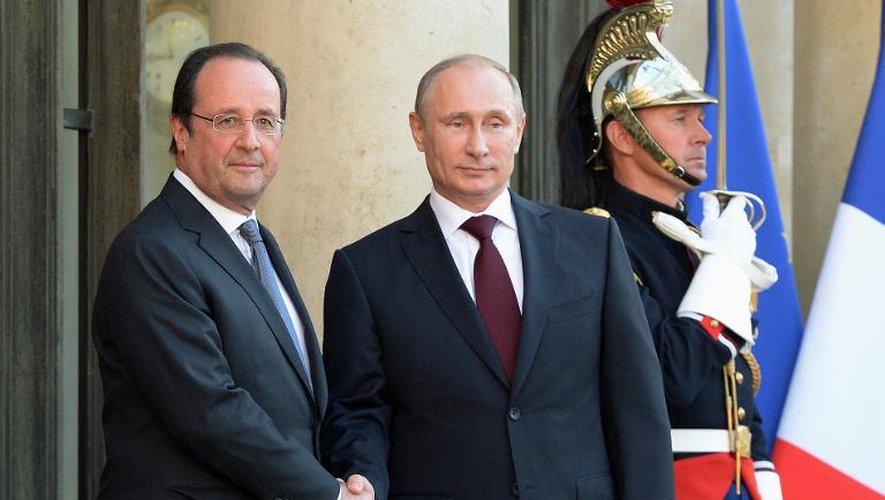 François Hollande (g) et Vladimir Poutine au palais de l'Elysée à Paris, le 5 juin 2014
