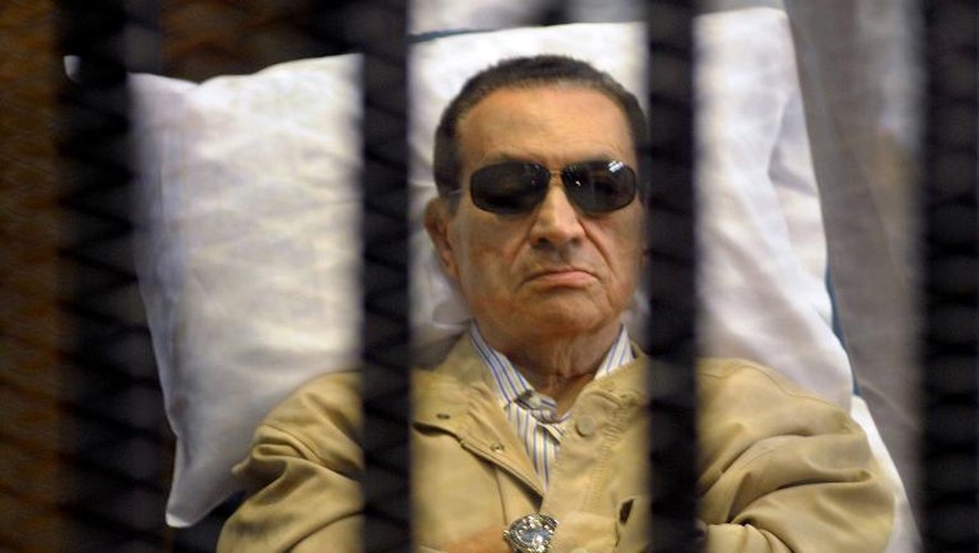 Photo prise le 2 juin 2012 montrant Hosni Moubarak derrière les barreaux lors d'un de ses procès au Caire