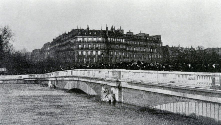 Le Pont de l'Alma à Paris, lors de la grande inondation de 1910