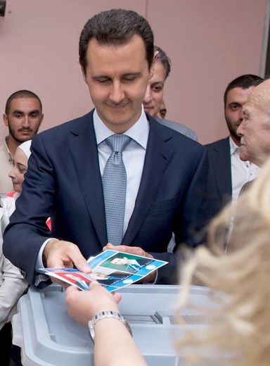 Photo fournie par l'agence de presse officielle montrant Bachar al-Assad en train de voter lors de l'élection présidentielle, dans le centre de Damas, le 3 juin 2014
