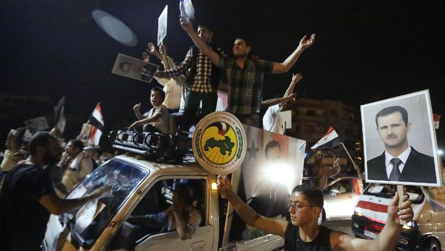 Des Syriens célèbrent la victoire de Bachar al-Assad à l'élection présidentielle, à Damas le 4 juin 2014