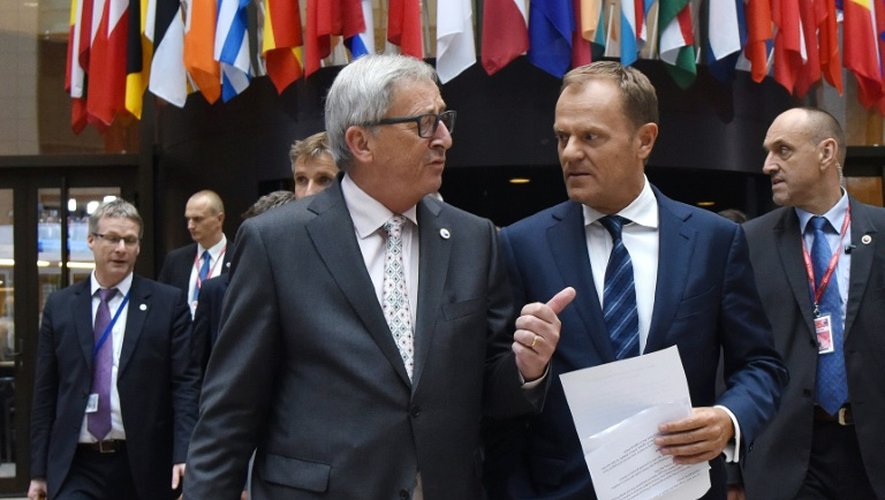 Le président de la Commission européenne Jean-Claude Juncker et le président du Conseil européne Donald Tusk à leur arrivée pour une conférence de presse sur la Grèce le 13 juillet 2015 à Bruxelles