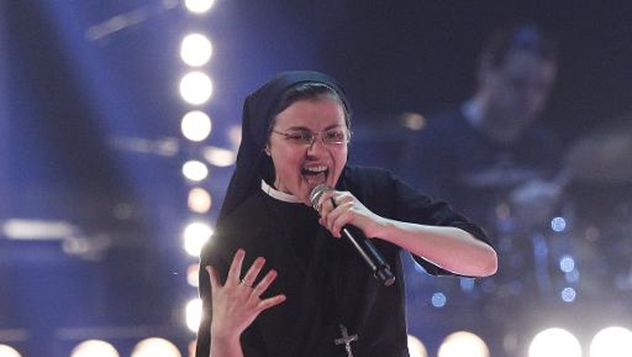 Soeur Cristina, nonne de 25 ans, sur le plateau de The Voice à Milan le 5 juin 2014