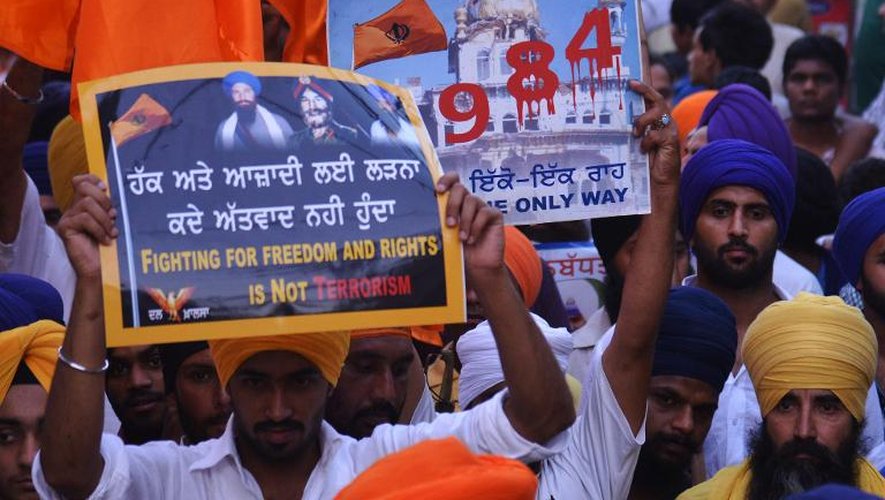 Des militants du mouvement sikh Dal Khalsa manifestent à la veille du 30e anniversaire de l'assaut meurtrier de l'armée en 1984 contre le Temple d'Or, le 5 juin 2014 à Amritsar