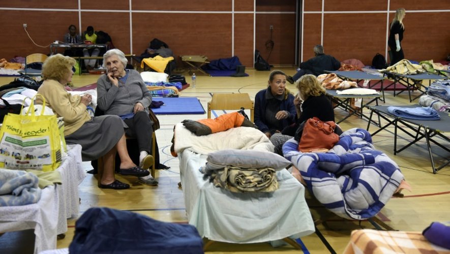 Des habitants de Nemours attendent dans un gymnase après leur évacuation suite aux inondations le 2 juin 2016