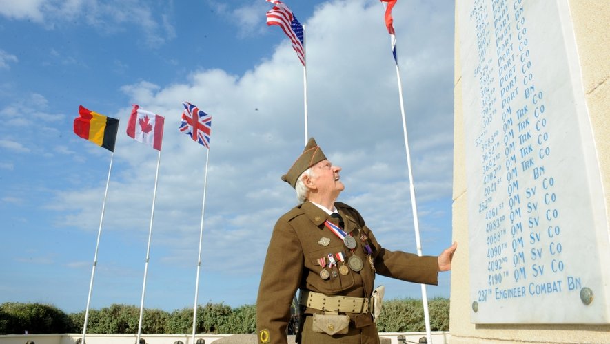 Un vétéran de l'armée US contemple le nom des soldats morts le fameux jour du "D Day" avant la cérémonie commémorative du 70e anniversaire du débarquement.