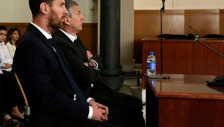 Lionel Messi et son père Jorge Horacio Messi, le 2 juin 2016 devant le tribunal de Barcelone