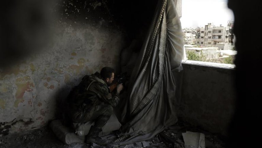 Un soldat syrien tient une position à Jobar, une banlieue est de Damas majoritairement contrôlée par la rébellion, le 2 juin 2014