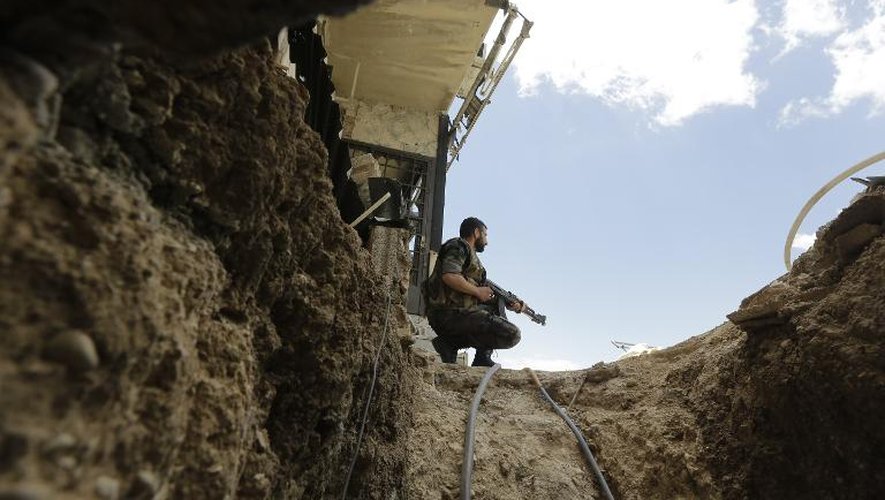Un soldat syrien garde l'entrée d'un tunnel qui aurait été creusé par des rebelles à Jobar, dans la banlieue est de Damas, le 2 juin 2014