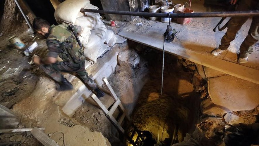 Des soldats syriens sortent d'un tunnel qui aurait été creusé par des rebelles à Jobar, dans la banlieue est de Damas, le 2 juin 2014