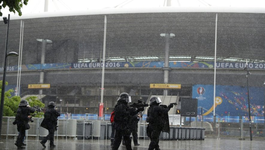 Des membres du Raid lors d'une simulation d'attaque terroriste, le 31 mai au Stade de France