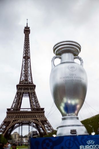 Une replique géante du trophée Henri Delaunay devant la tour Eiffel, le 23 juin 2013