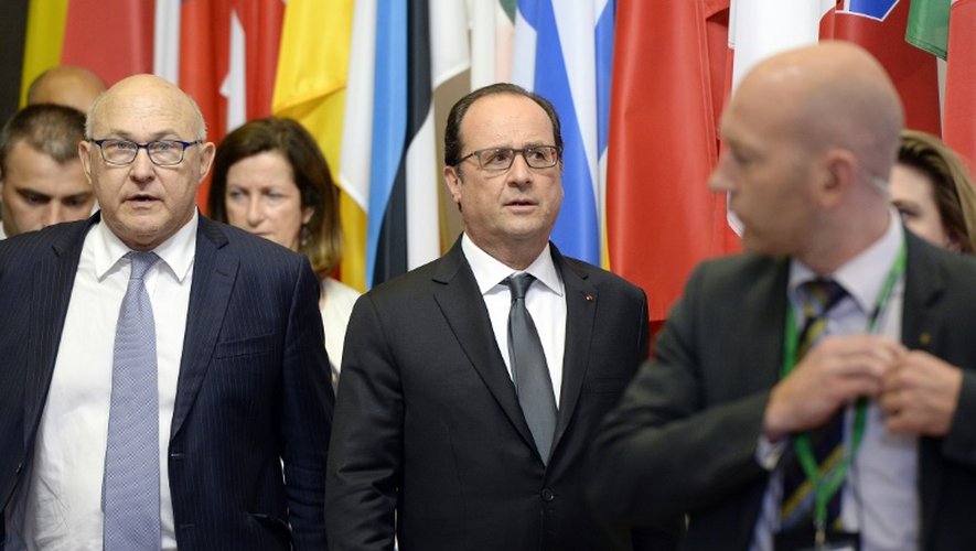 Le président français François Hollande et son ministre des Finances Michel Sapin (G) à l'issue du sommet de l'Eurogroupe sur la Grèce le 13 juillet 2015 à  Bruxelles