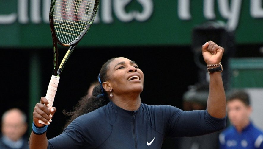Serena Williams exulte après sa victoire sur la Kazakhe Yulia Putintseva en quarts de finale de Roland-Garros, le 2 juin 2016