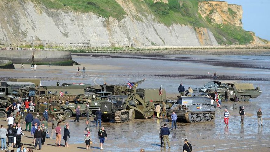 Des véhicules militaires sur la plage d'Arrmoanches en Normandie, pour les commémorations du Débarquement, le 6 juin 2014