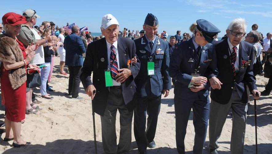 Des vétérans de la Seconde Guerre mondiale sur la plage à Hermanville-sur-Mer, en Normandie, le 6 juin 2014