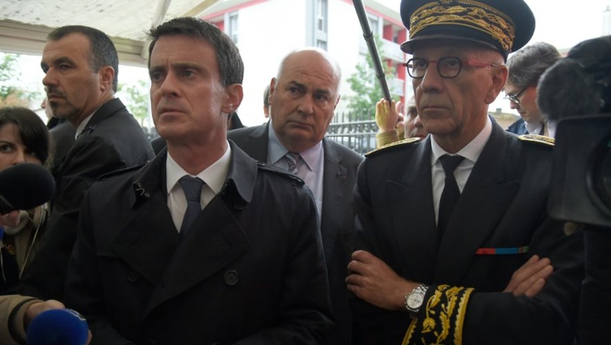 Le Premier ministre Manuel Valls (G) et le préfet de Seine-et-Marne Jean-Luc Marx, le 2 juin 2016 à Nemours