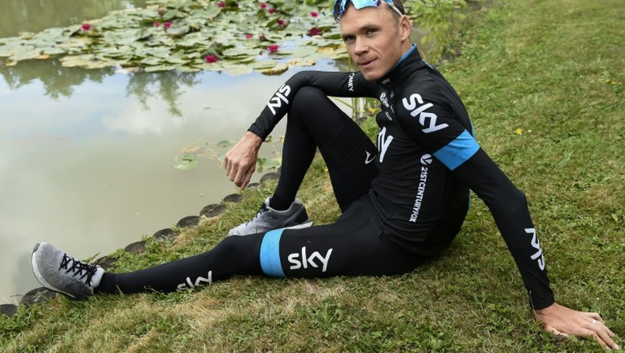 Le Britannique Chris Froome pose près de son hôtel lors de la journée de repos du Tour de France, le 13 juillet 2015 à Pau