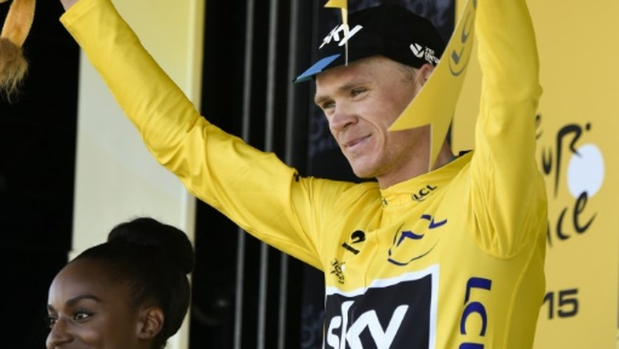 Le Britannique Chris Froome célèbre son maillot jaune de leader, à l'issue de la 8e étape du Tour de France, le 11 juillet 2015 à Mûr-de-Bretagne (Côtes-d'Armor)