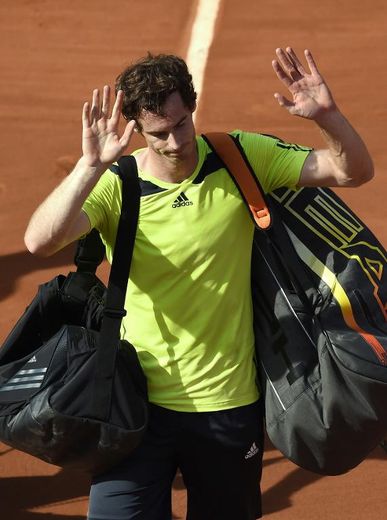 Le Britannique Andy Murray salue le public, en quittant le court, après sa défaite face à Rafael Nadal en demi-finale de Roland-Garros, le 6 juin 2014