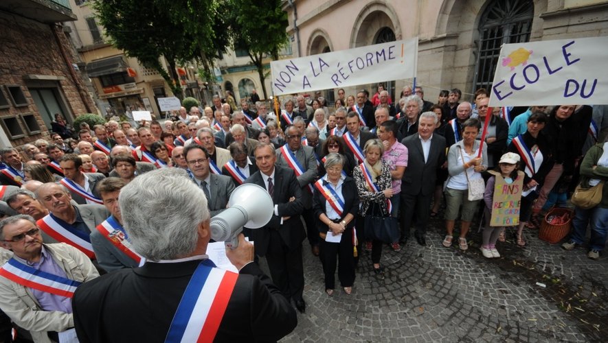 Elus et parents d'élèves se sont réunis devant la préfecture de l'Aveyron à Rodez.