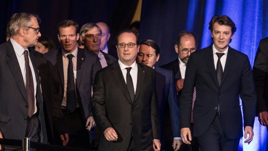 François Hollande et le président de l'Association des Maires de France François Baroin lors du congrès des maires le 2 juin 2016 à Paris