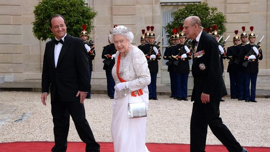 Le président François Hollande accueille la reine Elizabeth II et son mari le prince Philip le 6 mai 2014 à l'Elysée pour un dîner d'Etat
