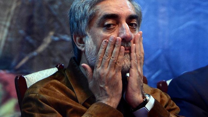 Abdullah Abdullah en prière après avoir échappé à un attentat le 6 juin 2014 à Kaboul