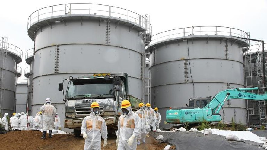 Photo fournie par l'agence japonaise de régulation nucléaire montrant des inspecteurs le 23 août 2013 à Fukushima