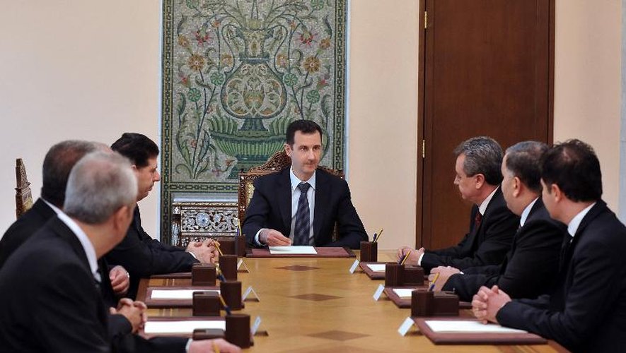 Photo fournie par l'agence officielle syrienne Sana le 25 août 2013 montrant le président Bachar Al-Assad en réunion avec ses ministres à Damas
