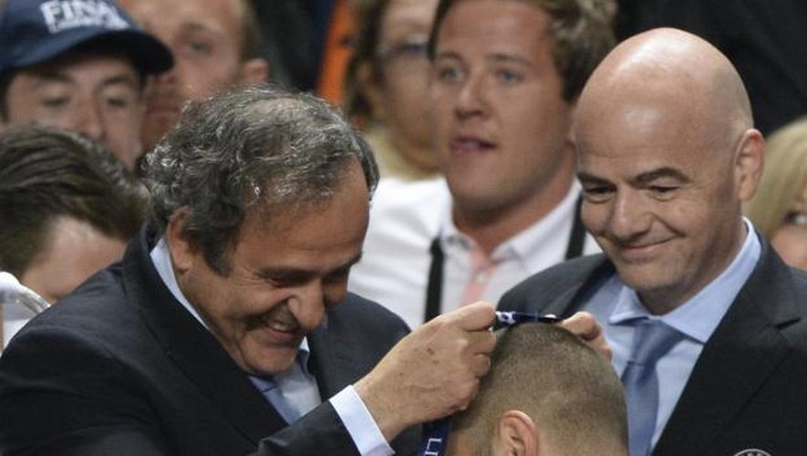 Michel Platini (g) décerne la médaille du vainqueur de la Ligue des champions à Karim Benzema, le 24 mai 2014 au stade de la Luz à Lisbonne