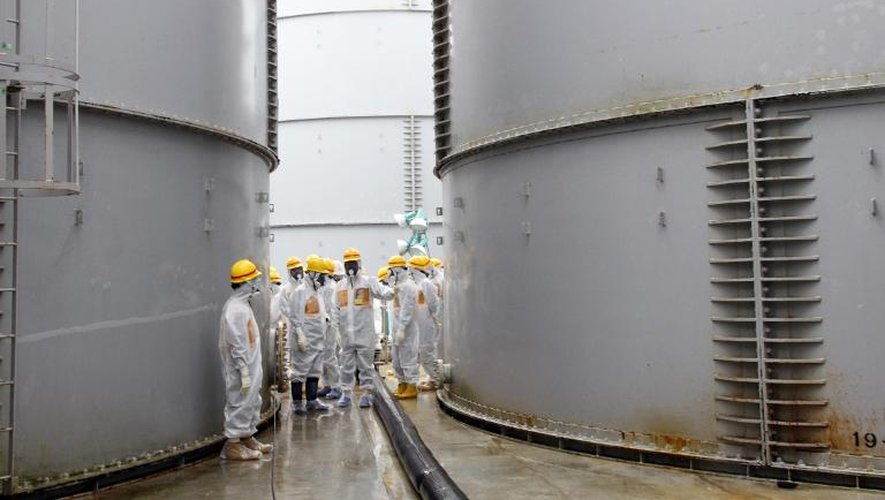 Photo publiée le 23 août 2013 par l'agence japonaise nucléaire de régulation montrant des inspecteurs à Fukushima