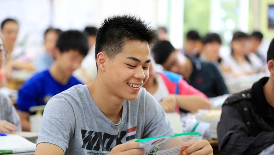 Des lycéens passent Plus de neuf millions de jeunes Chinois, aiguillonnés par le stress et les pressions parentales, passaient samedi le concours d'entrée à l'université le 7 juin 2014 à Rongan
