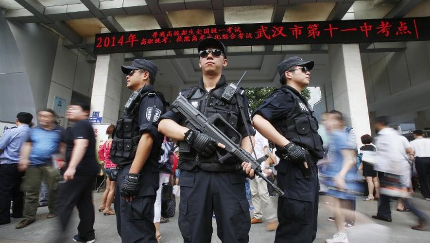 Des policiers à l'entrée d'un centre d'examen le 7 juin 2014 à Bozhou