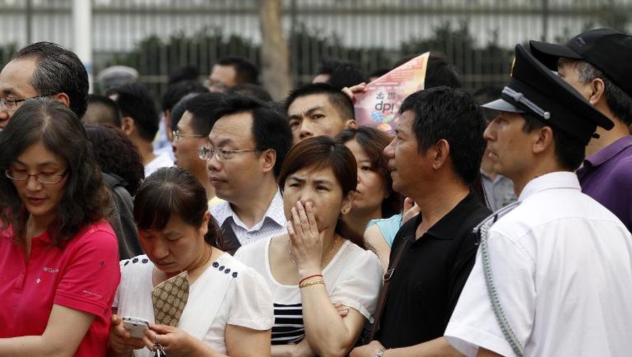 Des familles de lycéens devant un centre d'examen le 7 juin 2014 à Nanjing