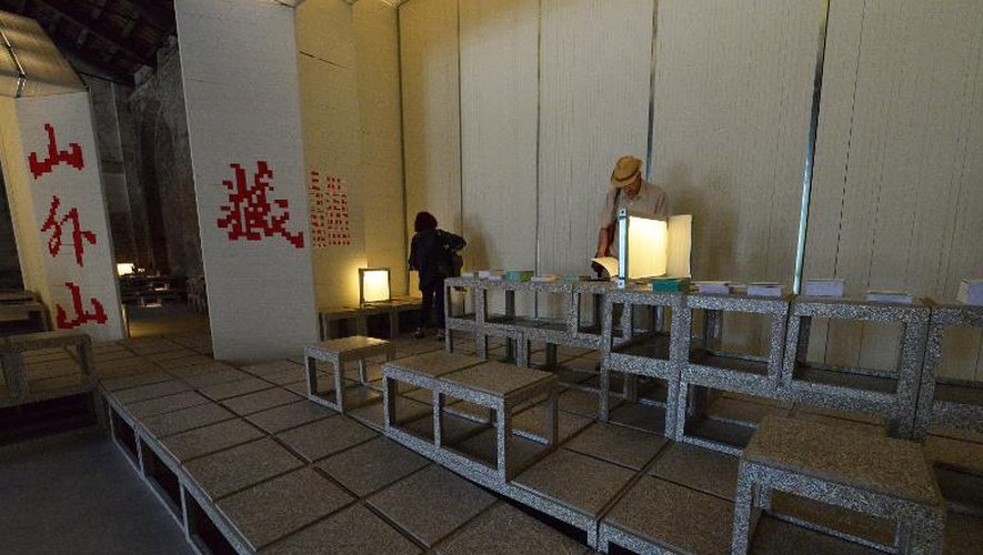 Des spectateurs dans le pavillon chinois à la Biennale d'architecture de Venise, le 5 juin 2014