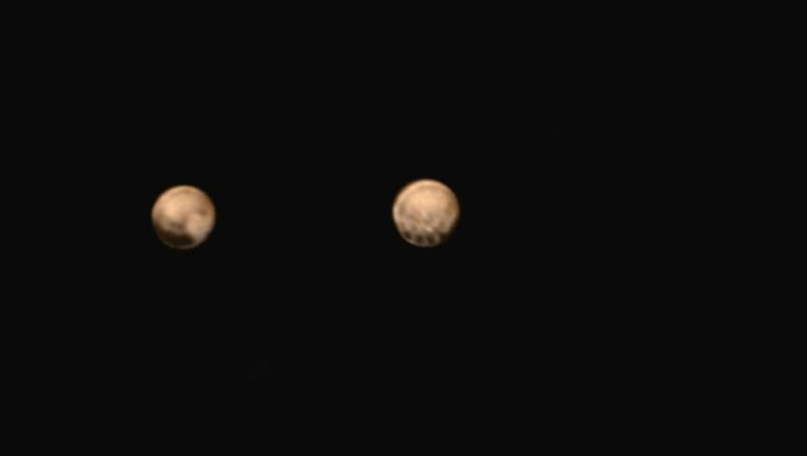 Photo du 7 juillet 2015 fournie par la Nasa de deux différentes faces de Pluton