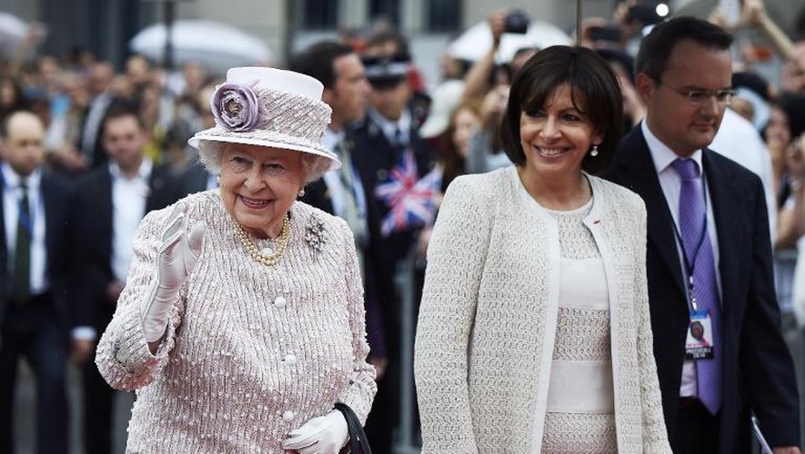La reine Elizabeth II et la maire Anne Hidalgo sur le parvis de l'Hôtel de Ville le 7 juin 2014 à Paris