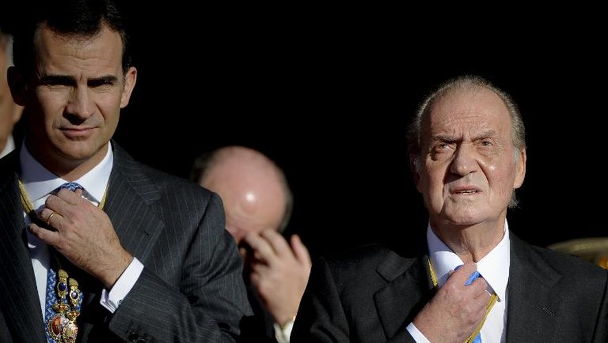 Le roi d'Espagne Juan Carlos (d), qui vient d'abdiquer, et son fils Felipe (g), qui doit lui succéder, le 27 décembre 2011 à Madrid